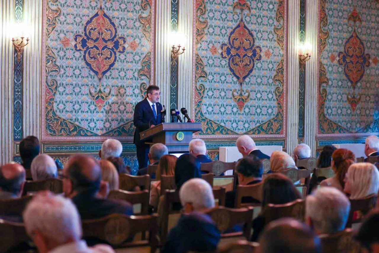 İstanbul Üniversitesi’nde ‘Geçmişten Günümüze Türkçe’nin İmlası Uluslararası Sempozyumu’na katılan Cumhurbaşkanı