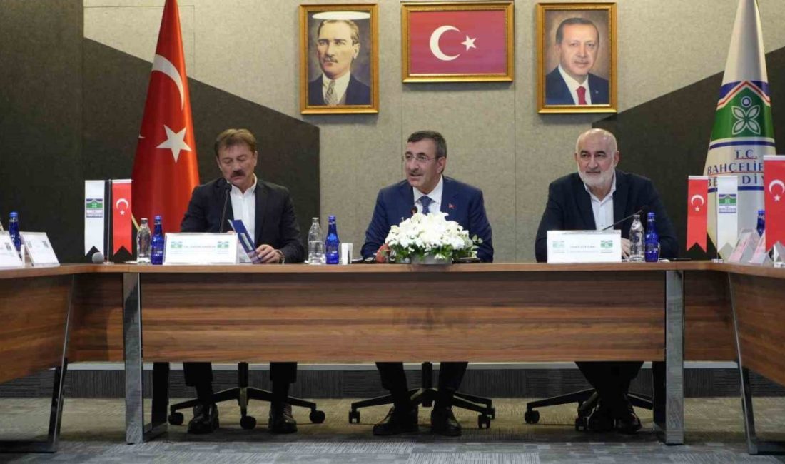 Cumhurbaşkanı Yardımcısı Cevdet Yılmaz, “Türkiye Yüzyılı Buluşmaları” çerçevesinde Bahçelievler’de esnaf
