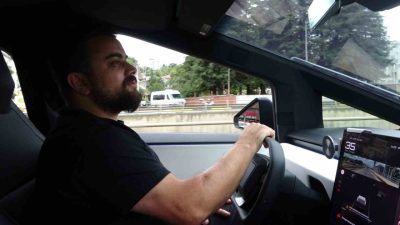 Trabzonlu iş insanı Yavuz İnan, Amerika’dan memleketine getirdiği Tesla Cybertruck