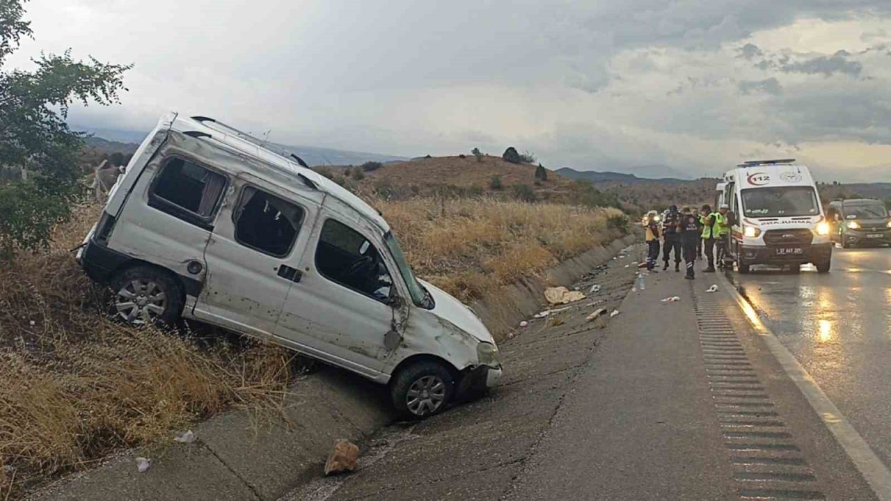 Kastamonu’nun Tosya ilçesi D100 Karayolunda hafif ticari aracın refüje çarptığı
