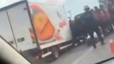 Sakarya’nın Akyazı ilçesi D-100 kara yolunda sürücüsünün kontrolünden çıkan kamyonet