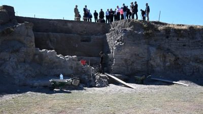 Vali Mustafa Çiftçi, Erzurum şehir merkezinin 18 km kuzeybatısında yer