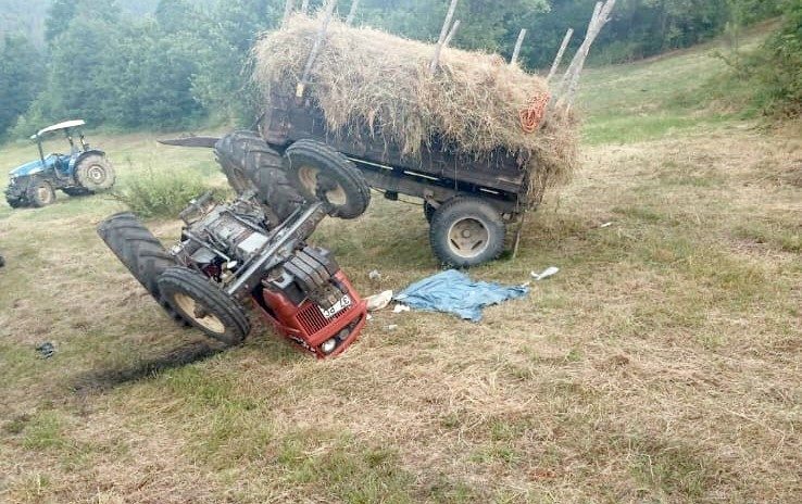 Kastamonu’nun Küre ilçesinde devrilen saman yüklü traktörün altında kalarak ağır