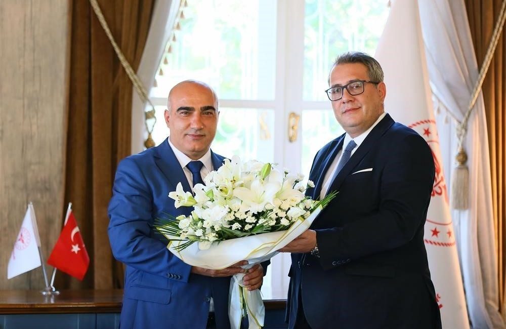 Doç. Dr. Ayhan Kul, İzmir Sağlık Müdürü olarak atandı. Atatürk