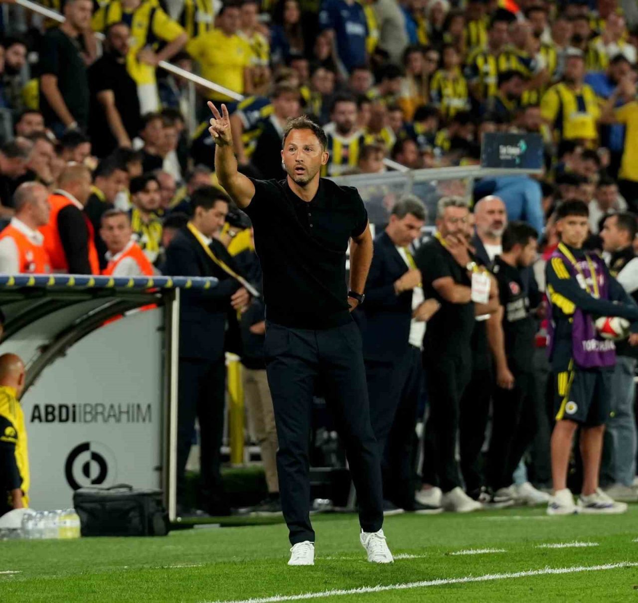 İtalyan Teknik Direktör Domenico Tedesco, Fenerbahçe kariyerindeki ilk maçına galibiyetle