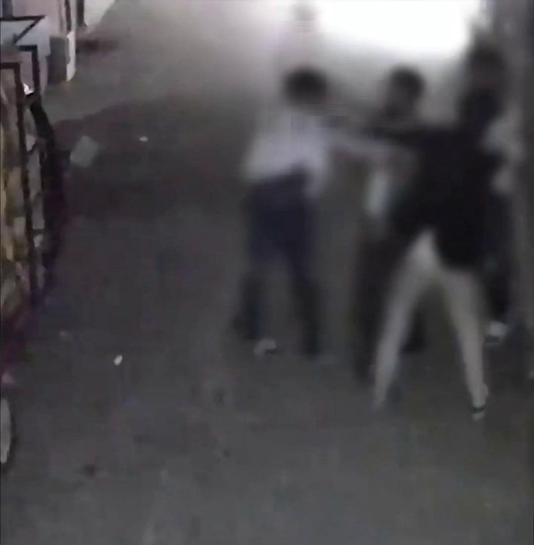 Sakarya’nın Karasu ilçesinde çıkan kavgada 2 kişinin saldırısına uğrayan genç,