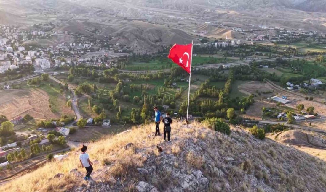 Erzurum’un Oltu ilçesine yaşadıkları farklı illerden memleketlerinden gelen bayrak sevdalısı