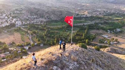 Erzurum’un Oltu ilçesine yaşadıkları farklı illerden memleketlerinden gelen bayrak sevdalısı