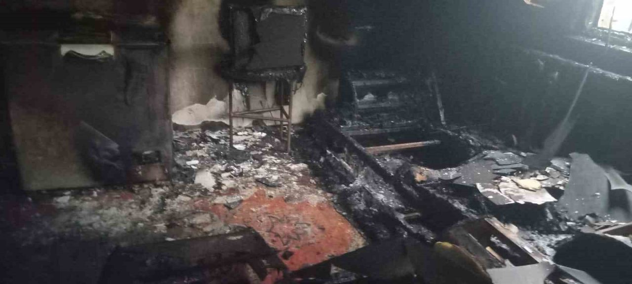 Kastamonu’nun Çatalzeytin ilçesinde elektrik kontağından çıktığı tahmin edilen yangında iki