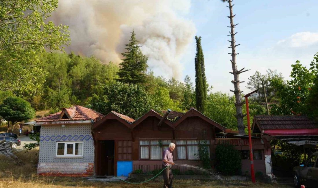 Kastamonu’nun Araç ilçesinde çıkan orman yangını mahallenin yanına kadar yaklaştı.