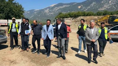 AK Parti Antalya Milletvekili Atay Uslu, yapımı süren Elmalı-Finike bölünmüş