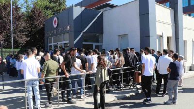 Erzincan Adliyesi’nde, zabıt katipliği klavye uygulama sınavı nedeniyle yoğunluk oluştu.