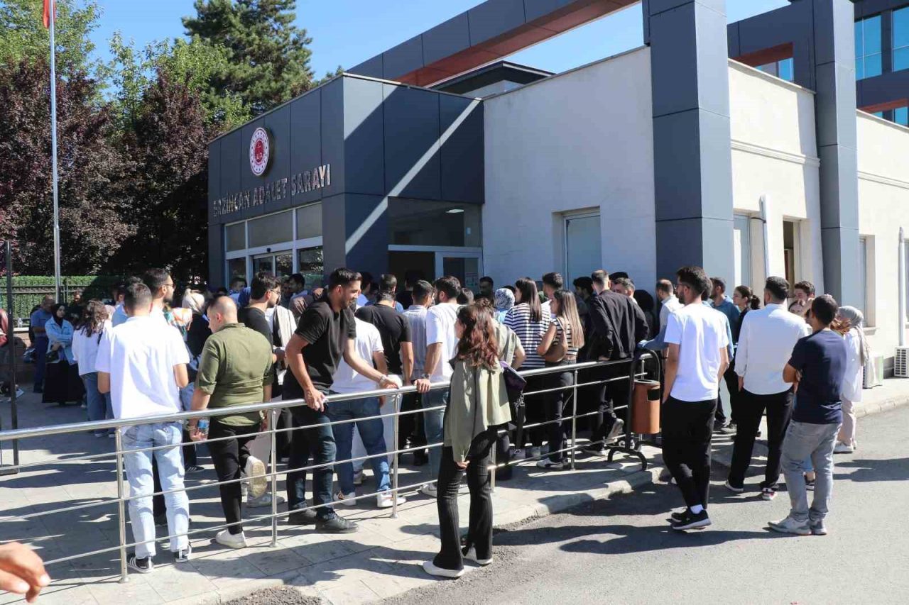 Erzincan Adliyesi’nde, zabıt katipliği klavye uygulama sınavı nedeniyle yoğunluk oluştu.