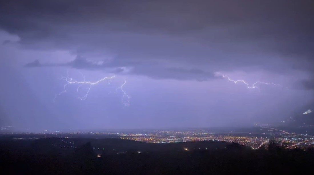 Erzincan’da etkili olan sağanak yağış sırasında gökyüzünü aydınlatan şimşek ve