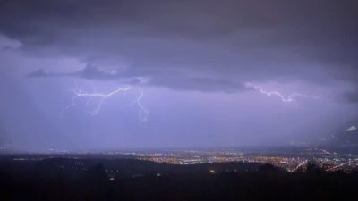 Erzincan’da etkili olan sağanak yağış sırasında gökyüzünü aydınlatan şimşek ve