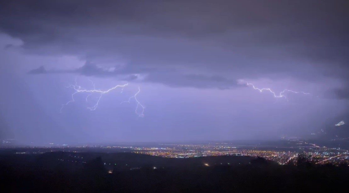 Erzincan’da etkili olan sağanak yağış sırasında gökyüzünü aydınlatan şimşek ve
