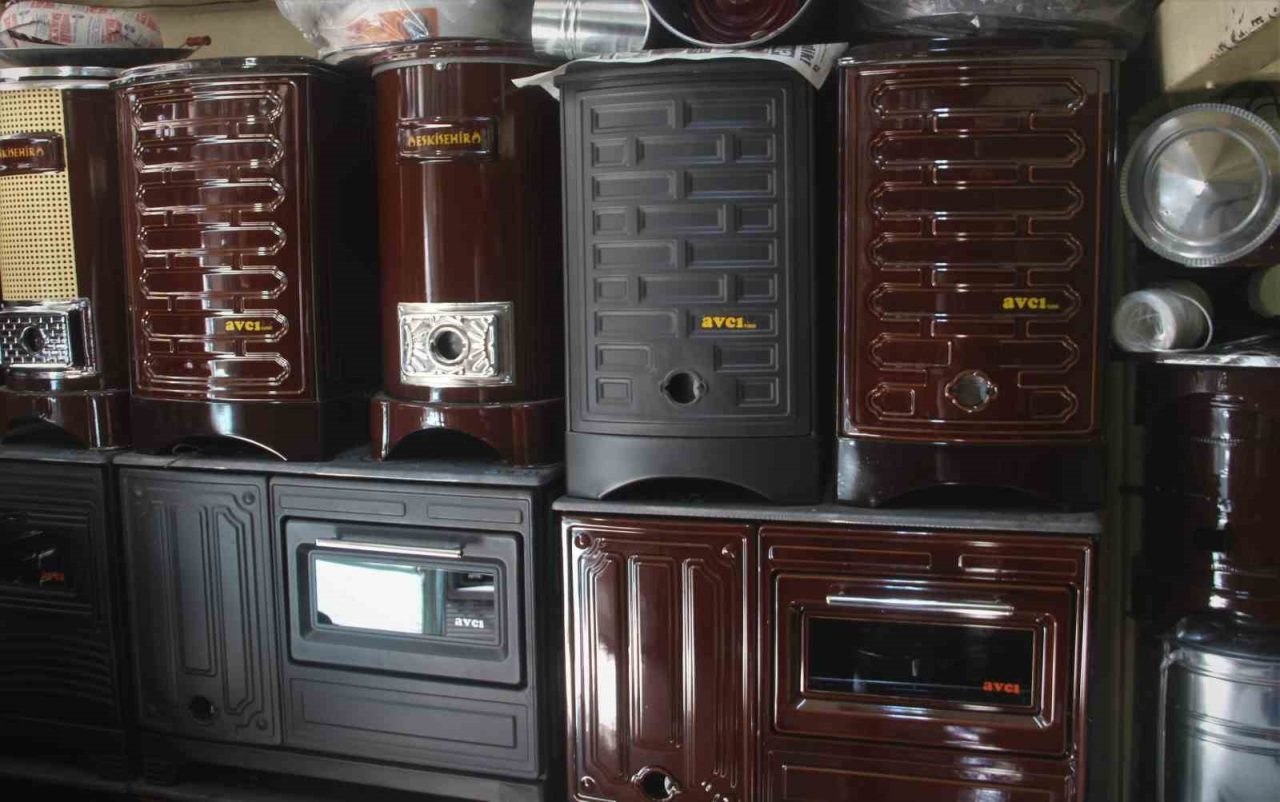 Erzincan’da havaların soğumasıyla birlikte sobacılarda da hareketlilik artarken, vatandaşlar uygun