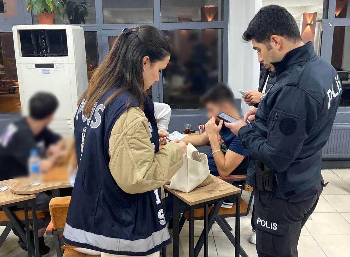 Erzincan’da 16 ekip, 50 polisin katılımıyla huzur uygulaması gerçekleştirildi. İl