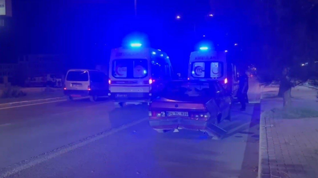 Erzincan’da iki otomobilin çarpışması sonucu meydana gelen trafik kazasında 3