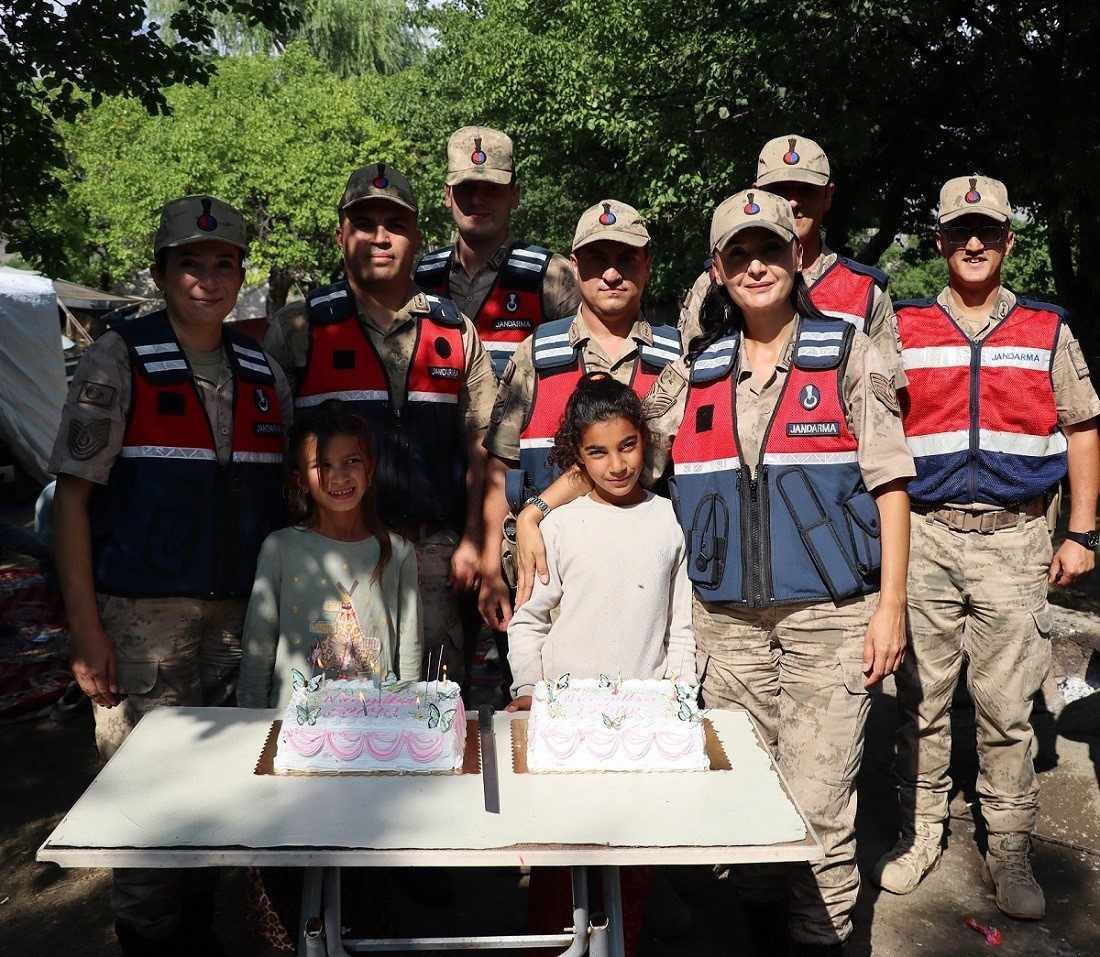 Erzincan’da jandarma ekipleri mevsimlik işçi olarak çalışan ailelerin küçük çocuklarından
