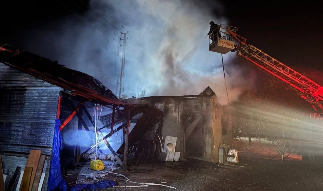 Erzincan Kavakyolu Mahallesi’nde Eftal Savaş’a ait evin müştemilatında çıkan yangın,