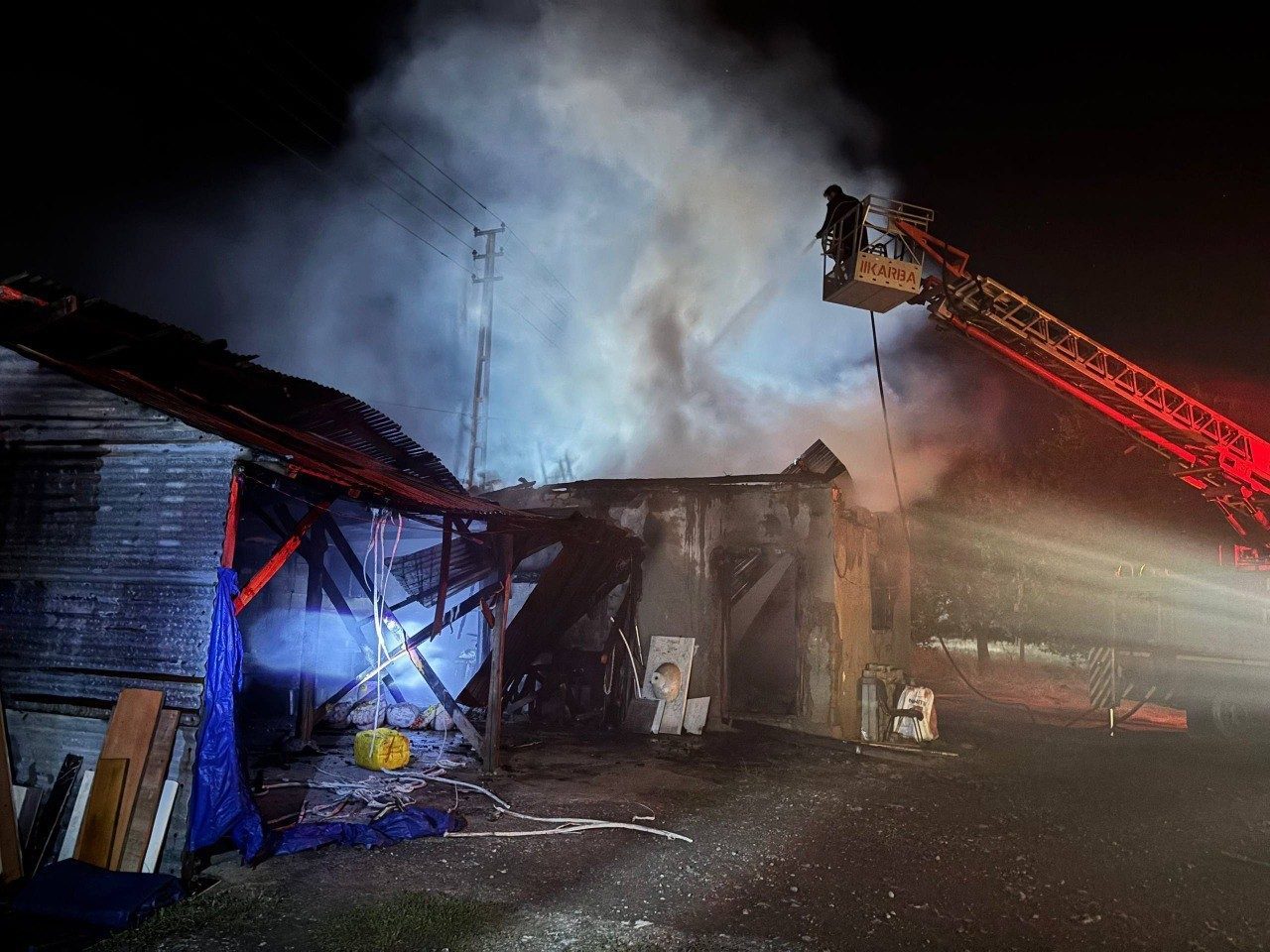 Erzincan Kavakyolu Mahallesi’nde Eftal Savaş’a ait evin müştemilatında çıkan yangın,
