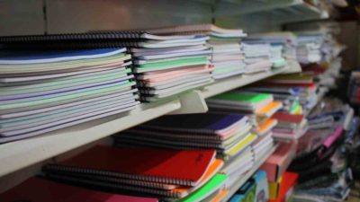 Erzincan’da kırtasiye ve okul kıyafeti satan dükkanlarda okul alışverişi başladı.