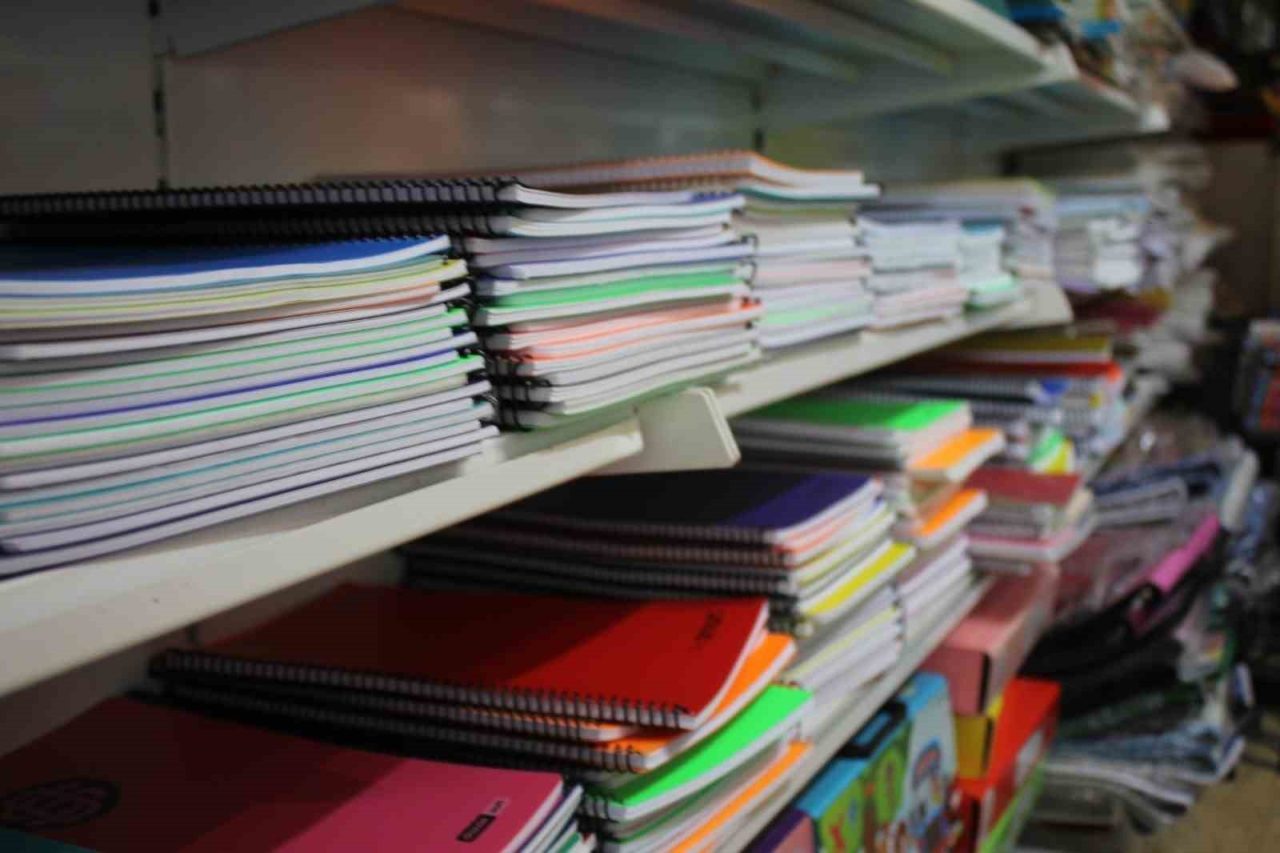 Erzincan’da kırtasiye ve okul kıyafeti satan dükkanlarda okul alışverişi başladı.