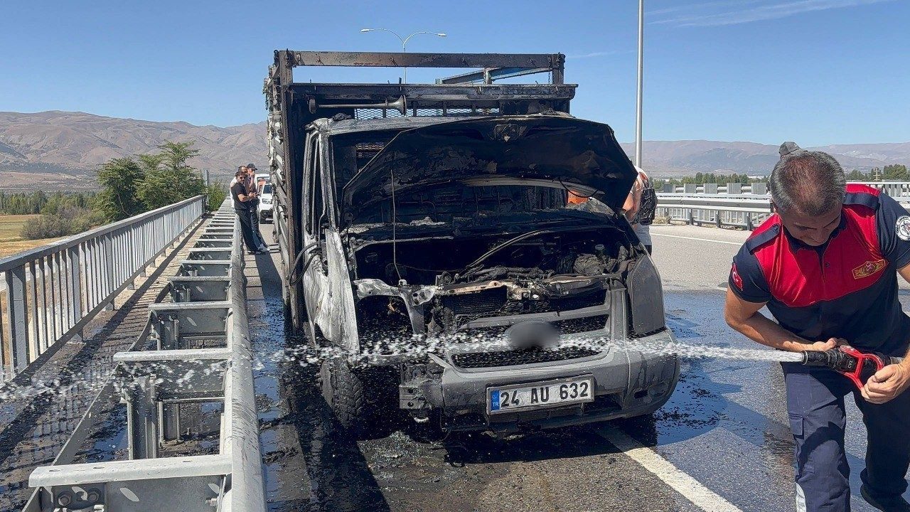 Erzincan’da seyir halindeki kamyonet alev alev yandı. Alınan bilgiye göre