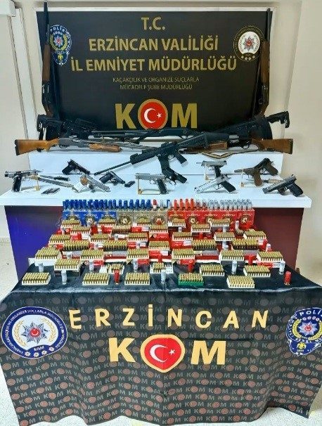 Erzincan polisinin düzenlediği silah operasyonunda 11 adet ruhsatsız tabanca, 8