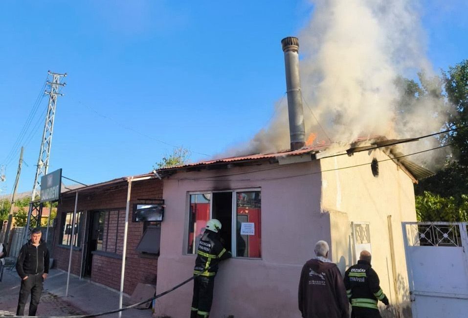 Erzincan’da tandır evinde çıkan yangın itfaiyenin müdahalesiyle söndürüldü. Yangın sabah