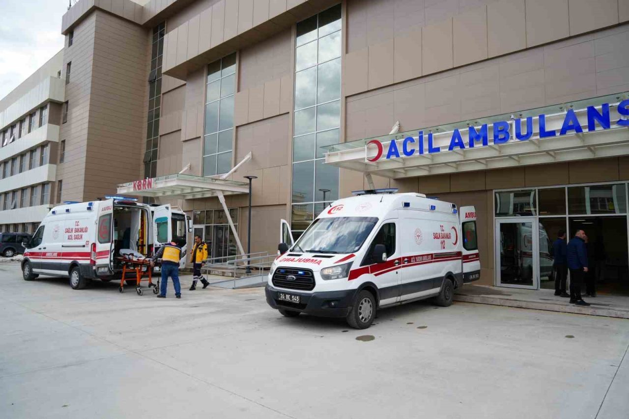 Erzincan’da şarampole uçan otomobildeki 2 kişi yaralandı. Kaza, bugün öğle