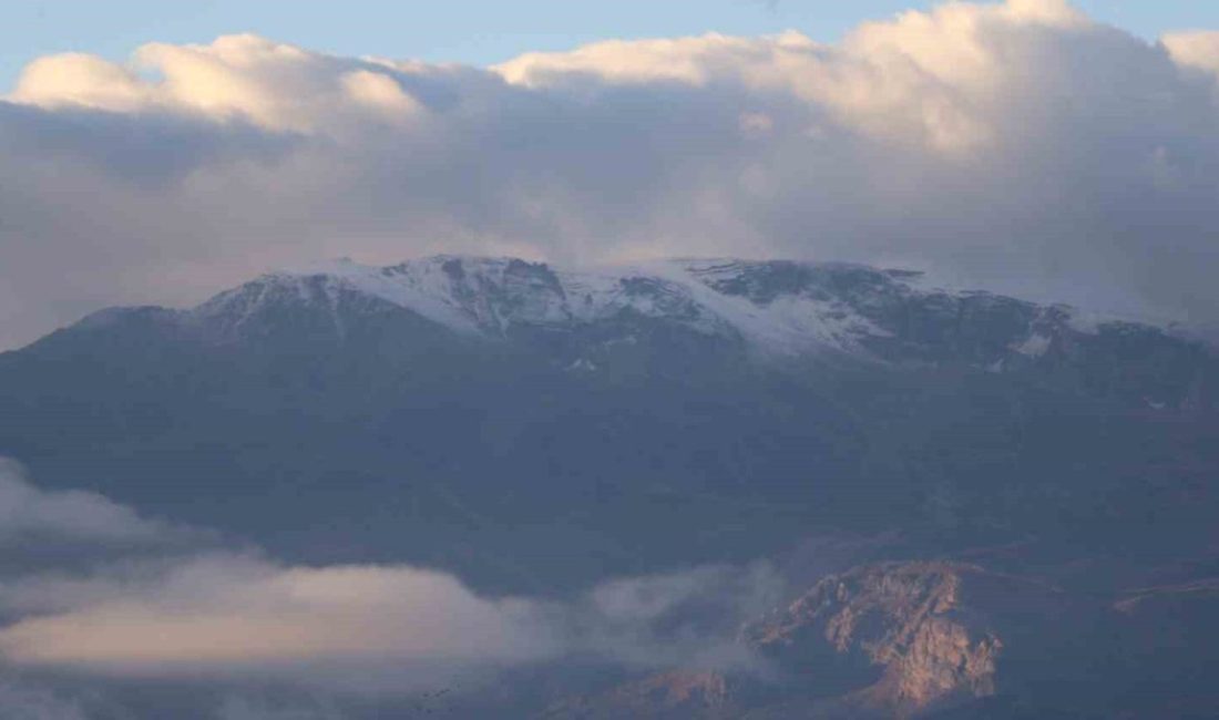 Erzincan’da 3 bin 549 metre yüksekliğindeki Keşiş Dağı’nın zirve noktası