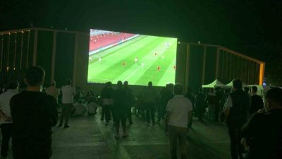 Erzincan’da vatandaşlar, Dörtyol Meydanda kurulan dev ekranda A Milli Takım’ın
