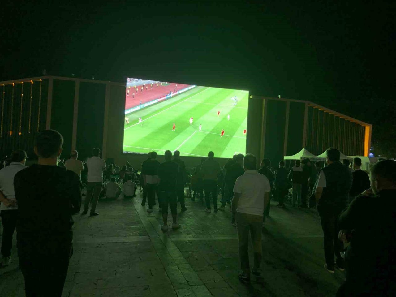 Erzincan’da vatandaşlar, Dörtyol Meydanda kurulan dev ekranda A Milli Takım’ın