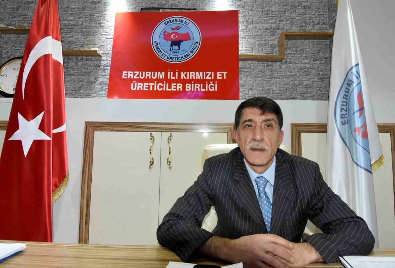 Erzurum Kırmızı Et Üreticiler Birlik Başkanı Abdulkadir Ürüşan, hayvan pazarının