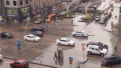 Erzurum’da uzun süredir görülmeyen yağmurlar geri geldi, kent merkezi öğleden