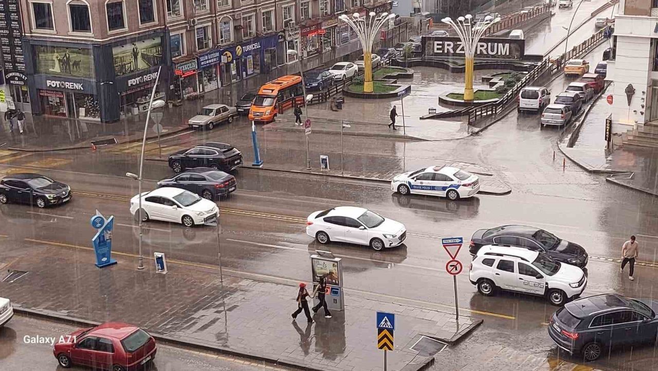 Erzurum’da uzun süredir görülmeyen yağmurlar geri geldi, kent merkezi öğleden