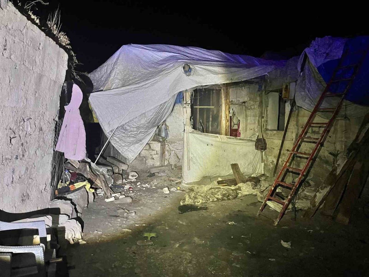 Erzurum’un Pasinler ilçesinde bir evin çatısının çökmesi sonucu enkaz altında