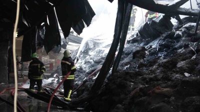 Erzurum’da Organize Sanayi Bölgesi’nde bulunan terlik hammaddesi fabrikasında yangın çıktı.