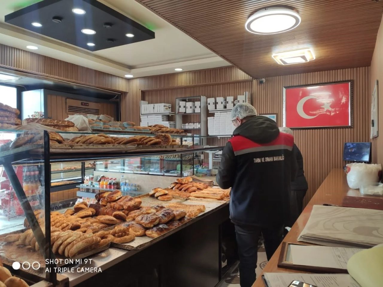 Erzurum’da gıda satışı yapan işletmelere yönelik denetimler sürdürülüyor. Erzurum’da yem,