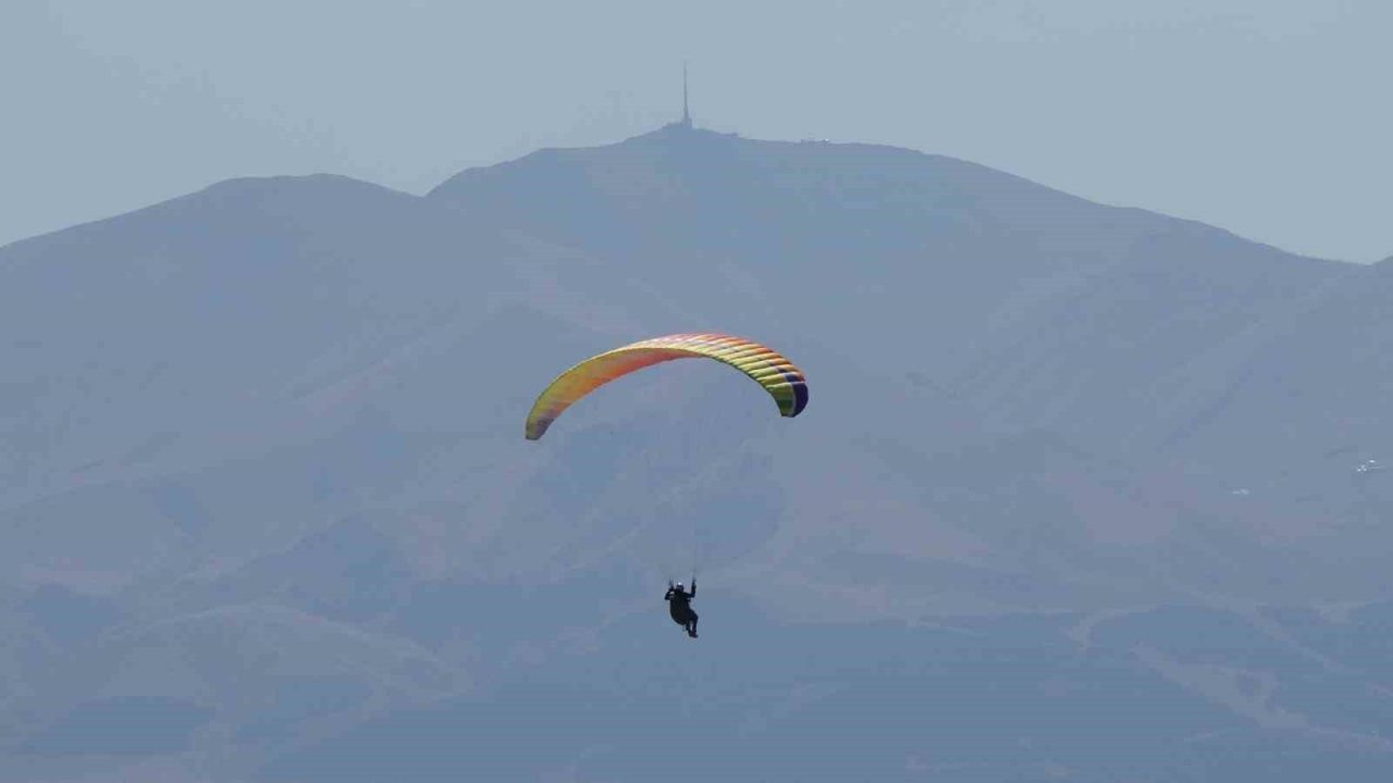 Erzurum’da düzenlenen yamaç paraşütü kursunda heyecan dolu anlar yaşandı. 30