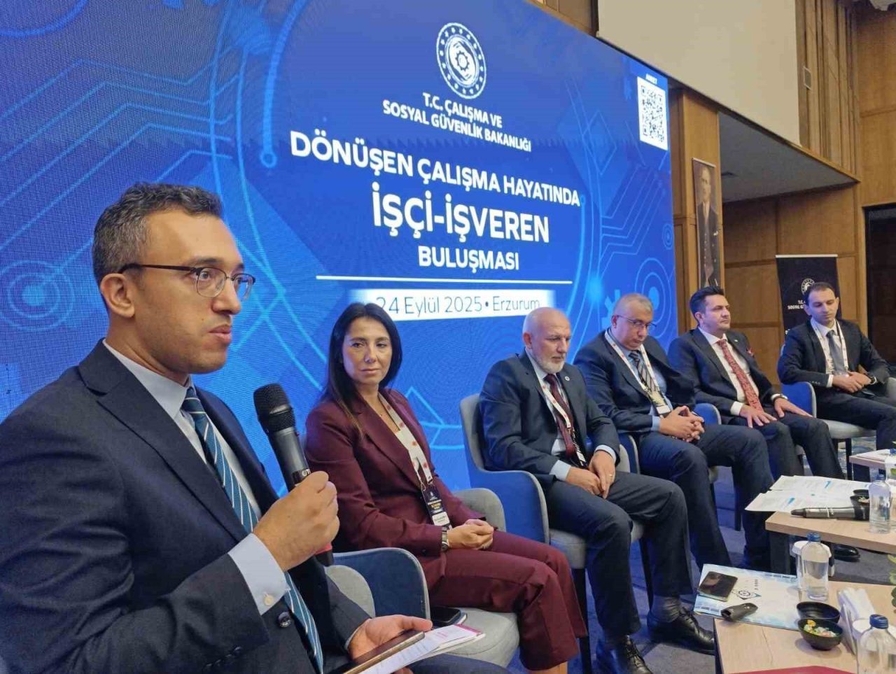 Erzurum’da “Dönüşen Çalışma Hayatında İşçi-İşveren Buluşması” paneli düzenlendi. Çalışma ve