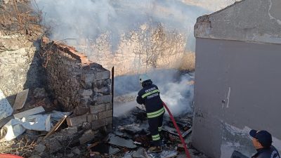Erzurum’da bir binanın yanındaki kömürlük ve otluk alanda çıkan yangın,