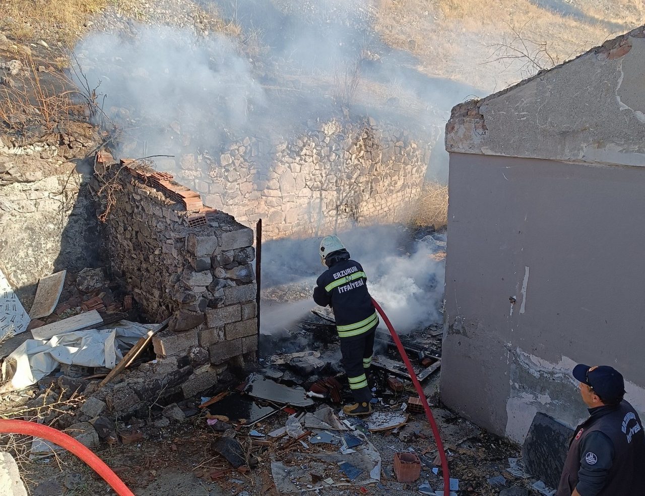 Erzurum’da bir binanın yanındaki kömürlük ve otluk alanda çıkan yangın,
