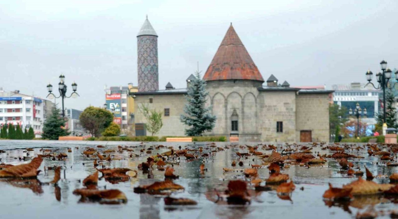 Erzurum Meteoroloji Bölge Müdürlüğü kuvvetli rüzgar uyarısında bulundu. Meteoroloji uzmanları