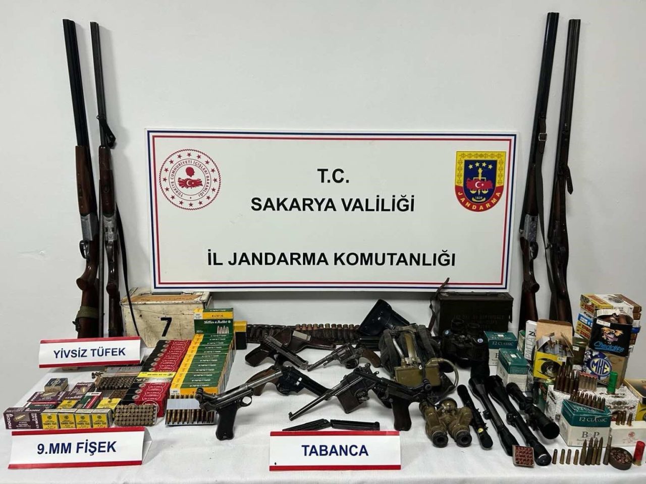 Sakarya’nın Hendek ilçesinde jandarma ekiplerince düzenlenen operasyonda, bir eve yapılan