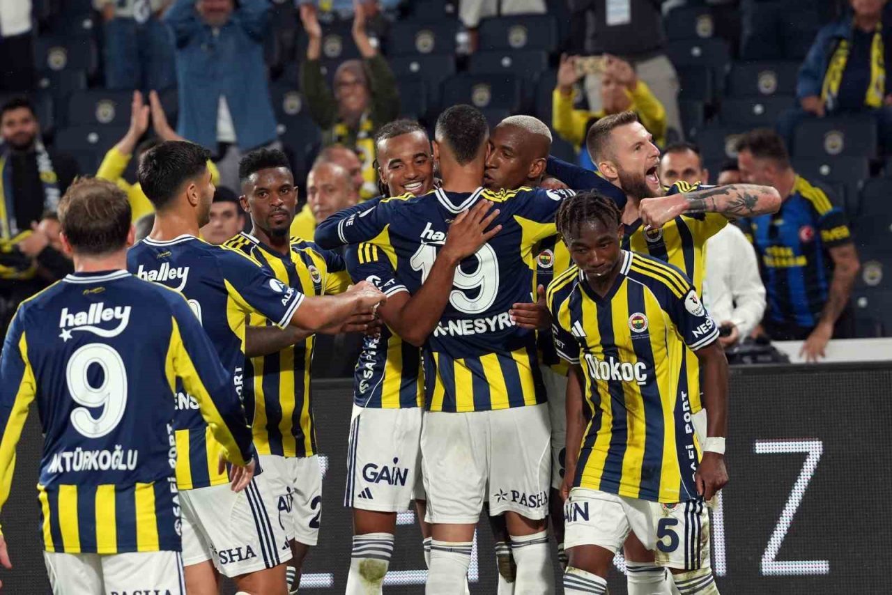 Trendyol Süper Lig’de konuk ettiği Antalyaspor’u 2-0 mağlup eden Fenerbahçe,