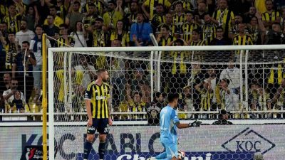 Trendyol Süper Lig’de Alanyaspor ile 2-2 berabere kalan Fenerbahçe, evindeki
