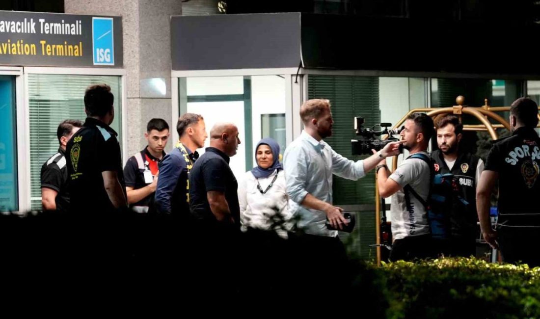 Fenerbahçe’nin teknik direktörlük görevi için anlaşma sağladığı Domenico Tedesco, İstanbul’a